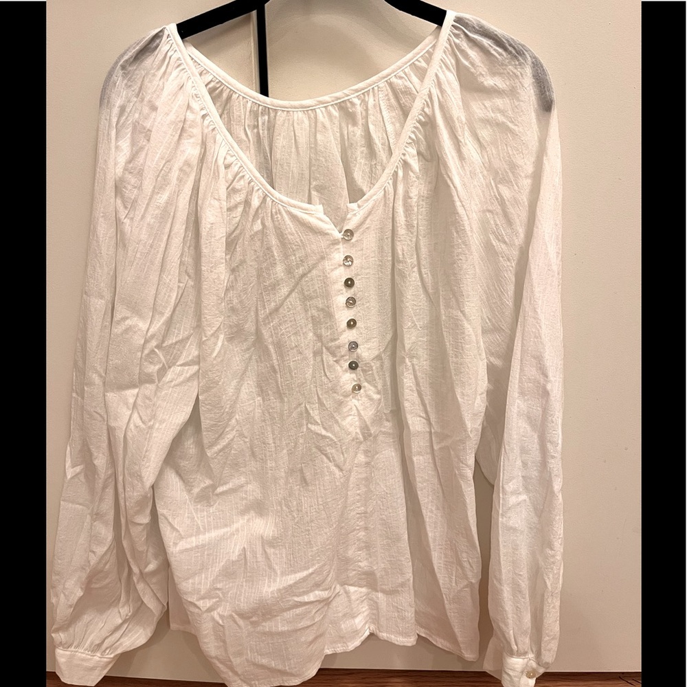 Linen and cotton blend blouse. Resort wear.